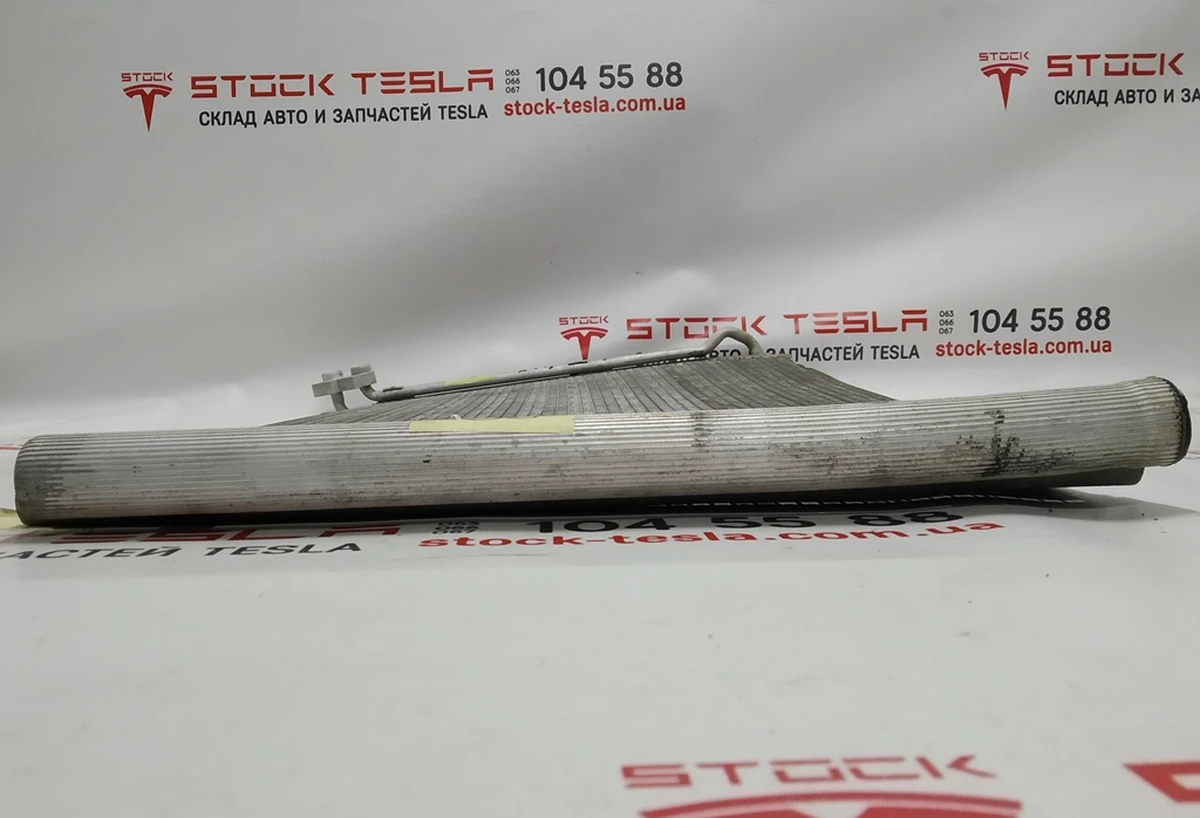 3 Радіатор кондиціонера із пошкодженням Tesla model X 1048499-00-C