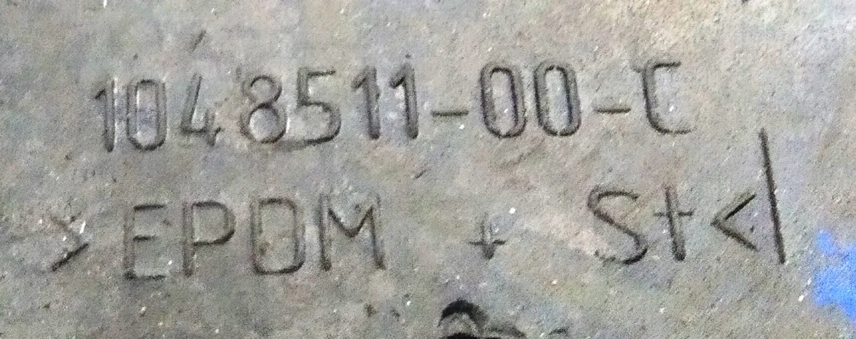 2 Ущільнювач кришки багажника допоміжний Tesla model X 1048511-90-C 1582434-00-B