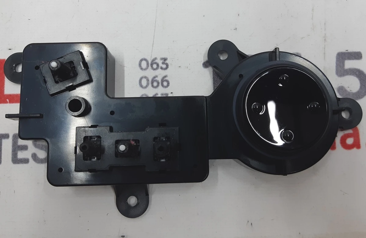 1 Блок регулювання положення пасажирського сидіння (глянець) Tesla Model S REST, Model X 1049316-00-C