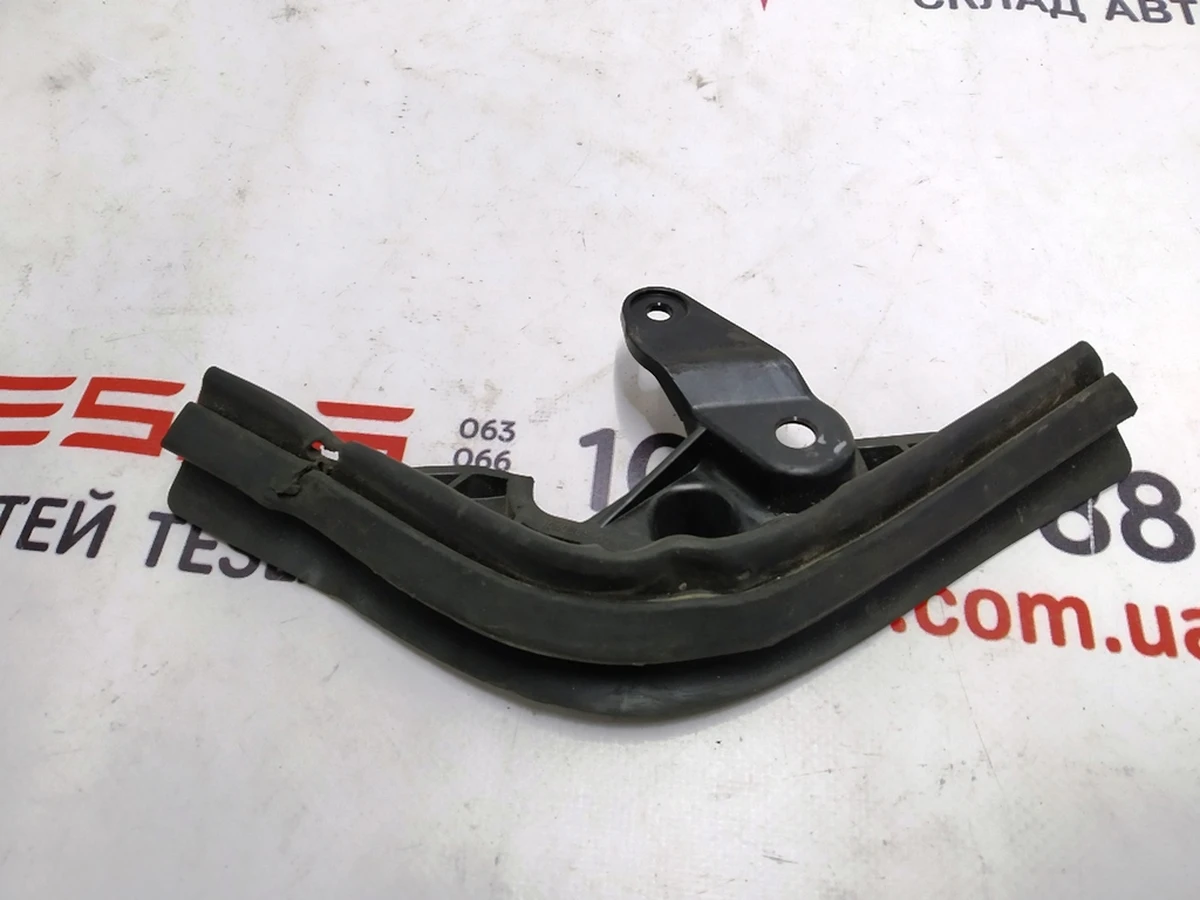 18 Уплотнитель угловой двери задней левой Tesla model X 1473351-00-B