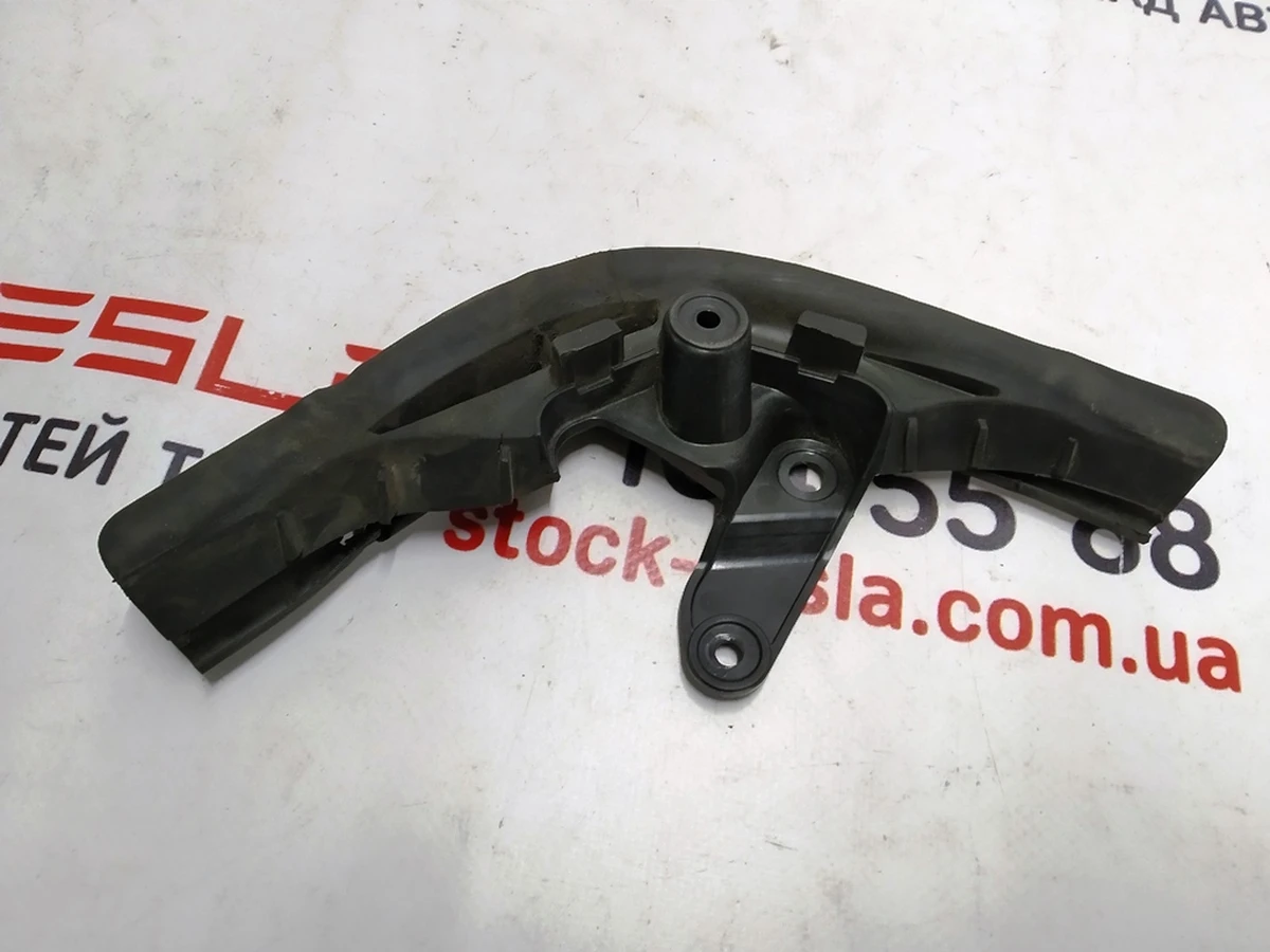 18 Уплотнитель угловой двери задней левой Tesla model X 1473351-00-B