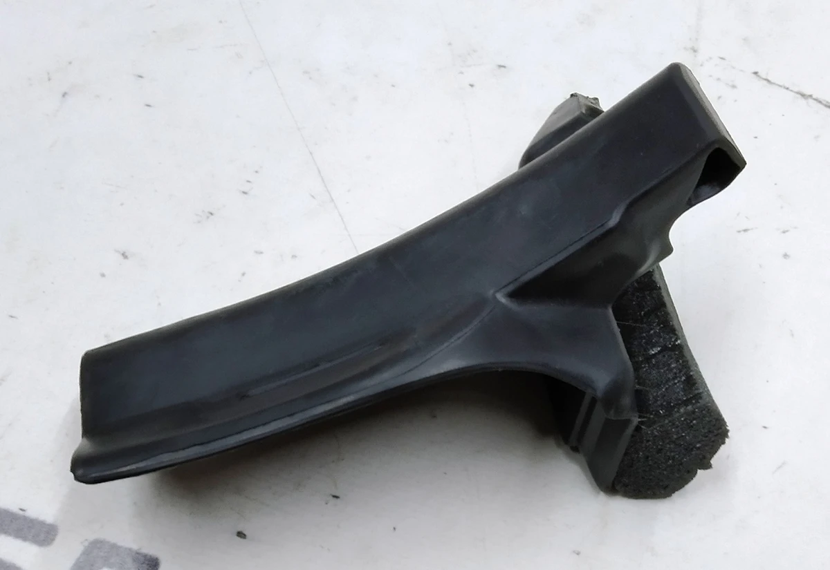 Seal upper front corner door rear left Tesla model X 1049419-00-D