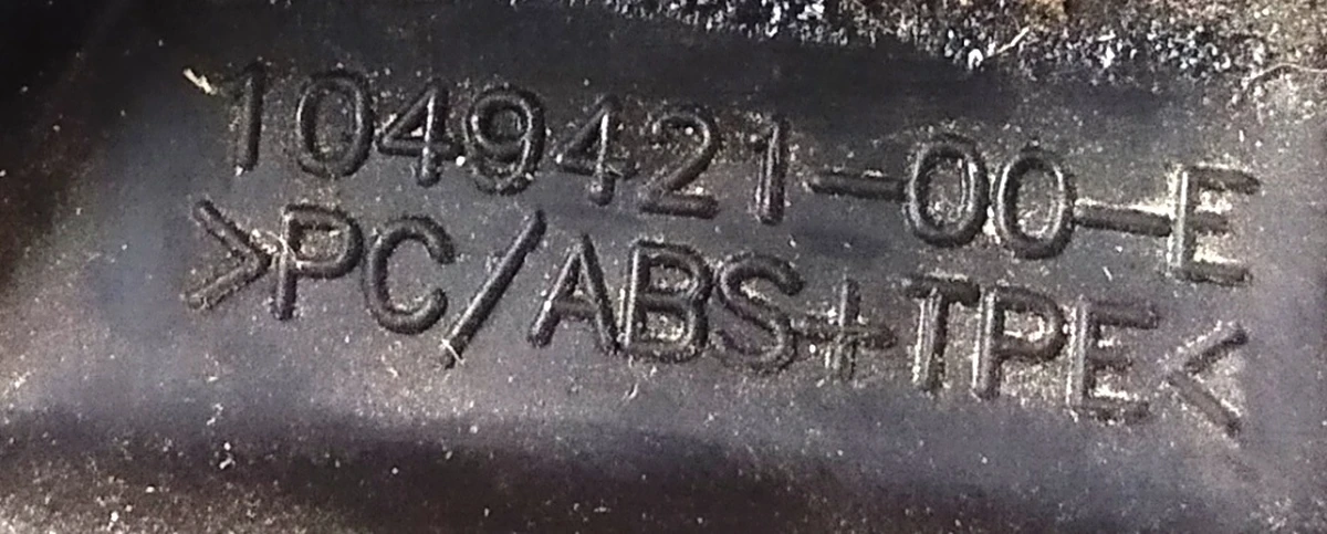 Ущільнювач верхній задній кутовий двері задньої лівої Tesla model X 1049421-00-E