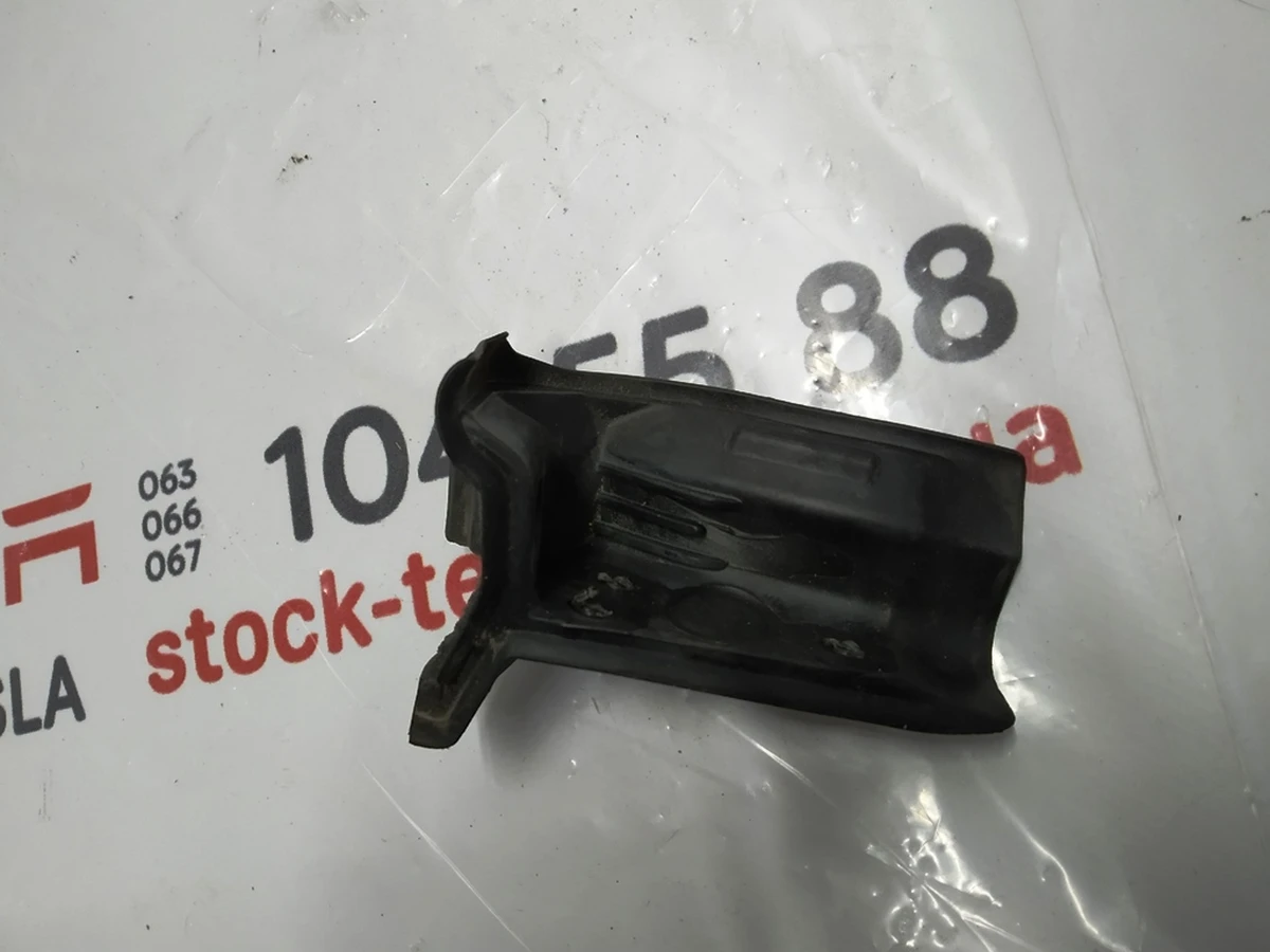 Ущільнювач верхній задній кутовий двері задньої лівої Tesla model X 1049421-00-E