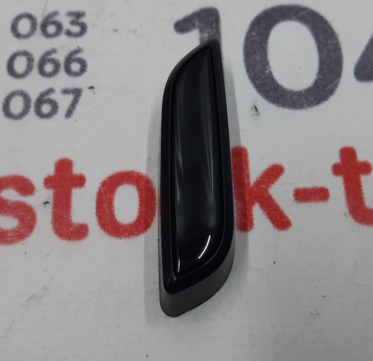 3 Кнопка регулювання (глянець) положення нижньої частини водійського сидіння Tesla Model S REST, Model X 1049542-00-B