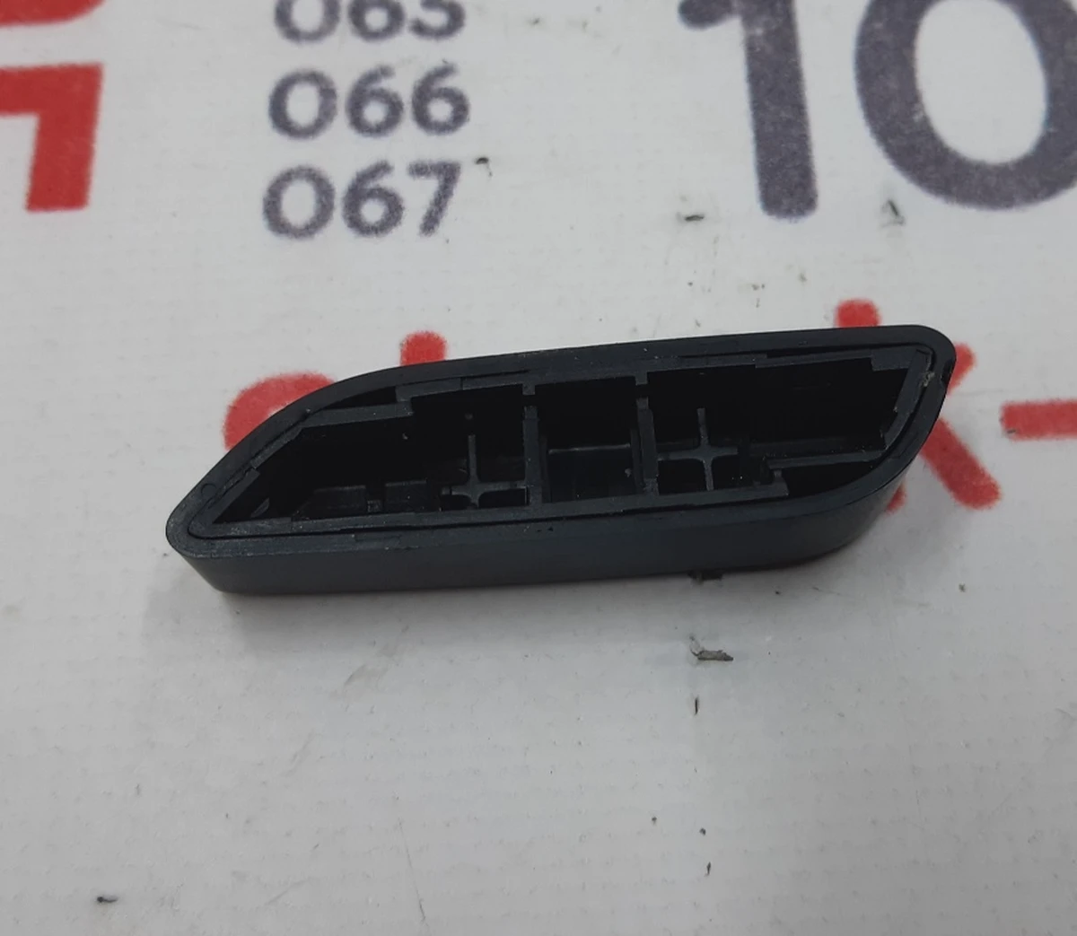 3 Кнопка регулювання (глянець) положення нижньої частини водійського сидіння Tesla Model S REST, Model X 1049542-00-B