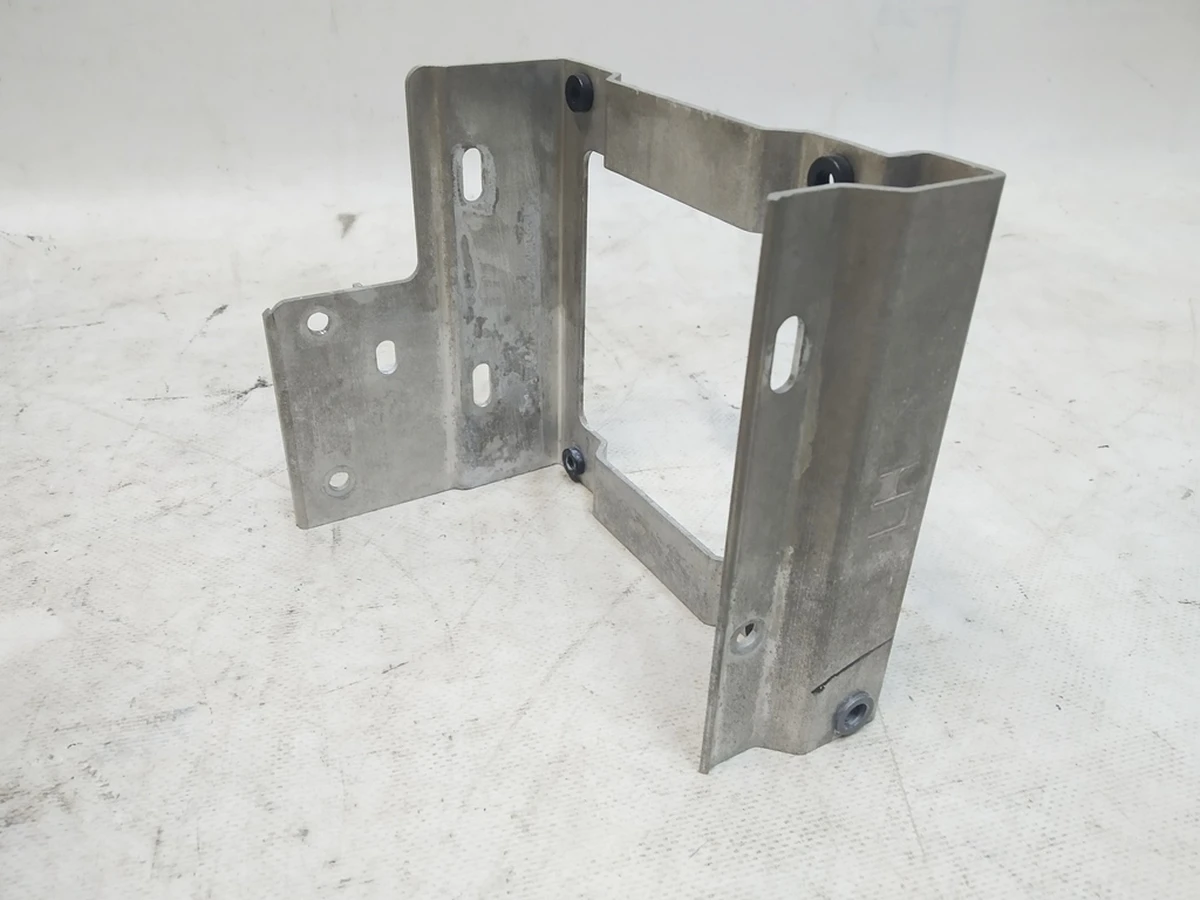 2 AMP TUNER BRKT ASY CCB Tesla model X 1049595-00-B