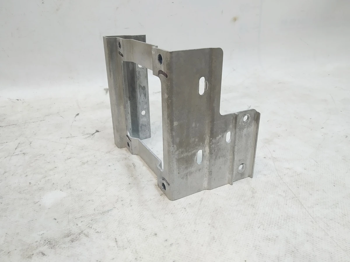 2 Кронштейн кріплення блоку аудіо та підсилювача аудіо Tesla model X 1049595-00-B