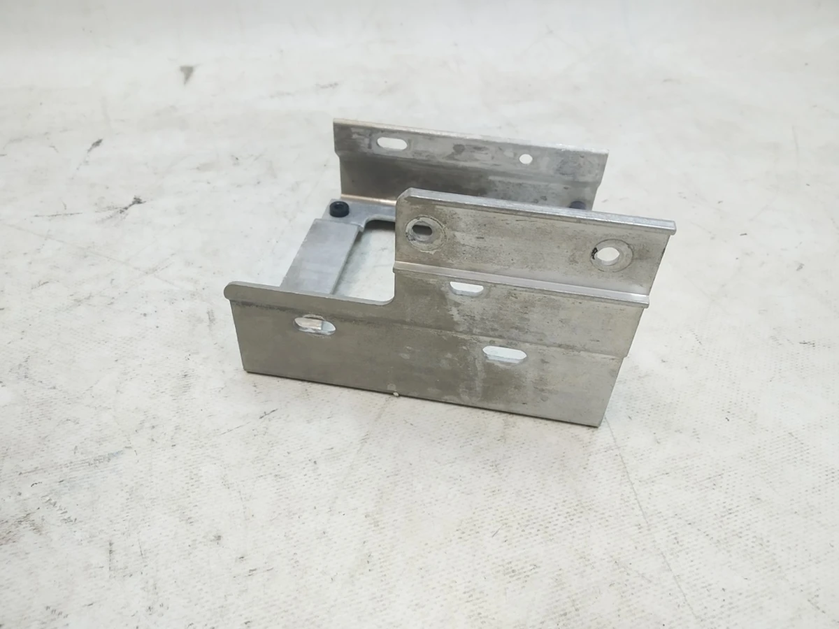 2 Кронштейн кріплення блоку аудіо та підсилювача аудіо Tesla model X 1049595-00-B