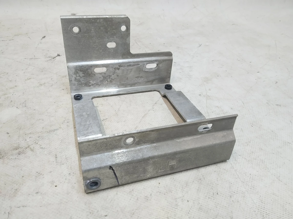 2 AMP TUNER BRKT ASY CCB Tesla model X 1049595-00-B