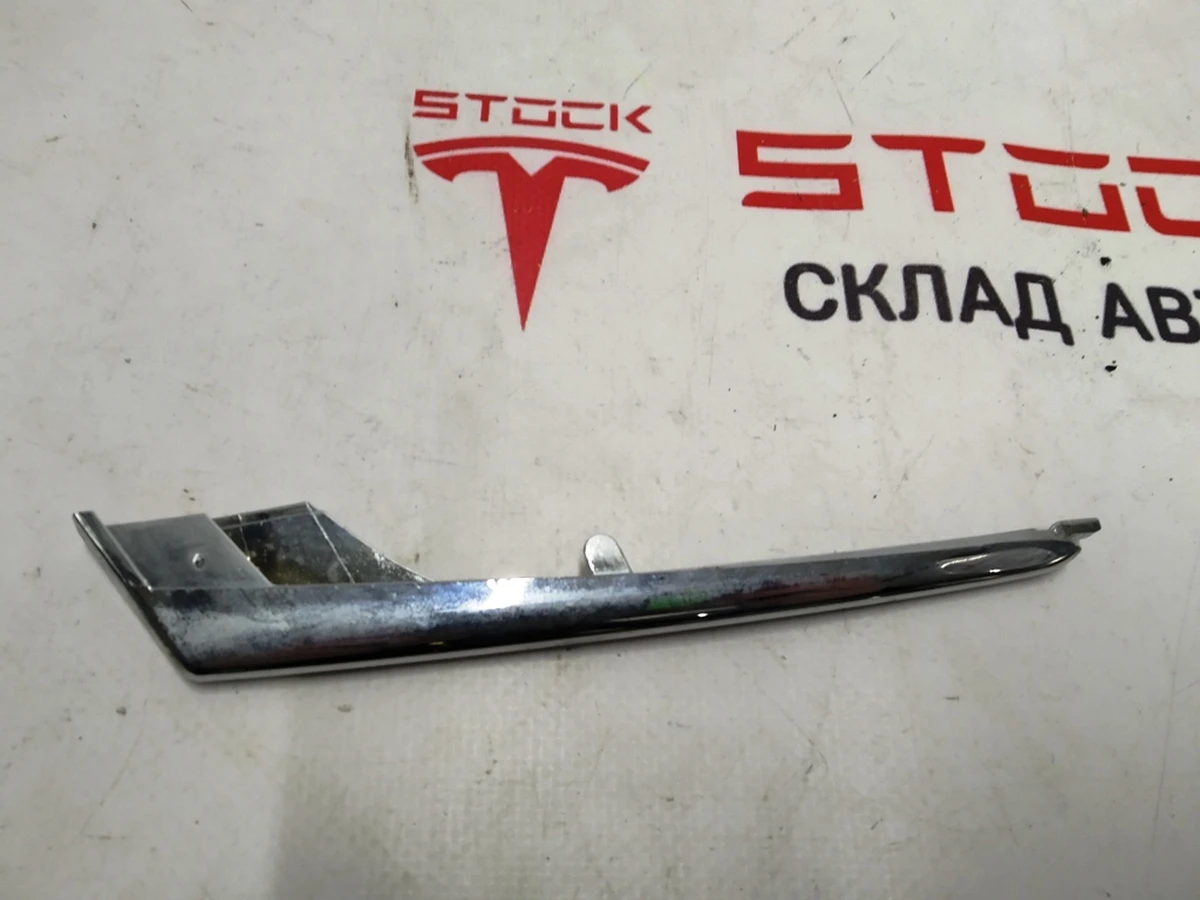 Накладка люверса верхня ліва хром Tesla Model X 1049609-00-F