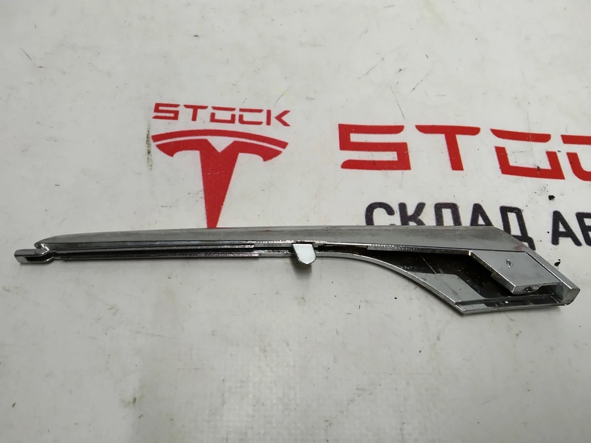 Накладка люверса верхня ліва хром Tesla Model X 1049609-00-F