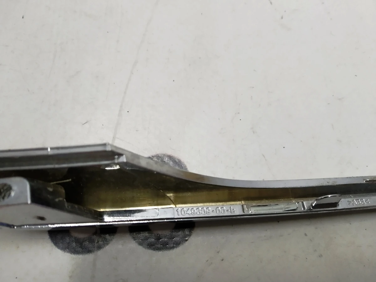 Накладка люверса верхня ліва хром Tesla Model X 1049609-00-F