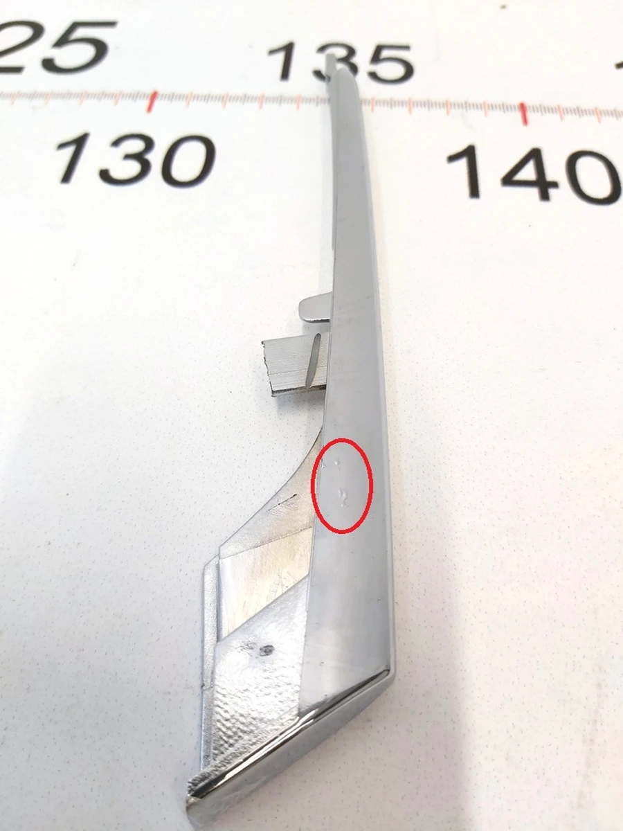 Накладка люверса верхня ліва хром із пошкодженням Tesla Model X 1049609-00-F