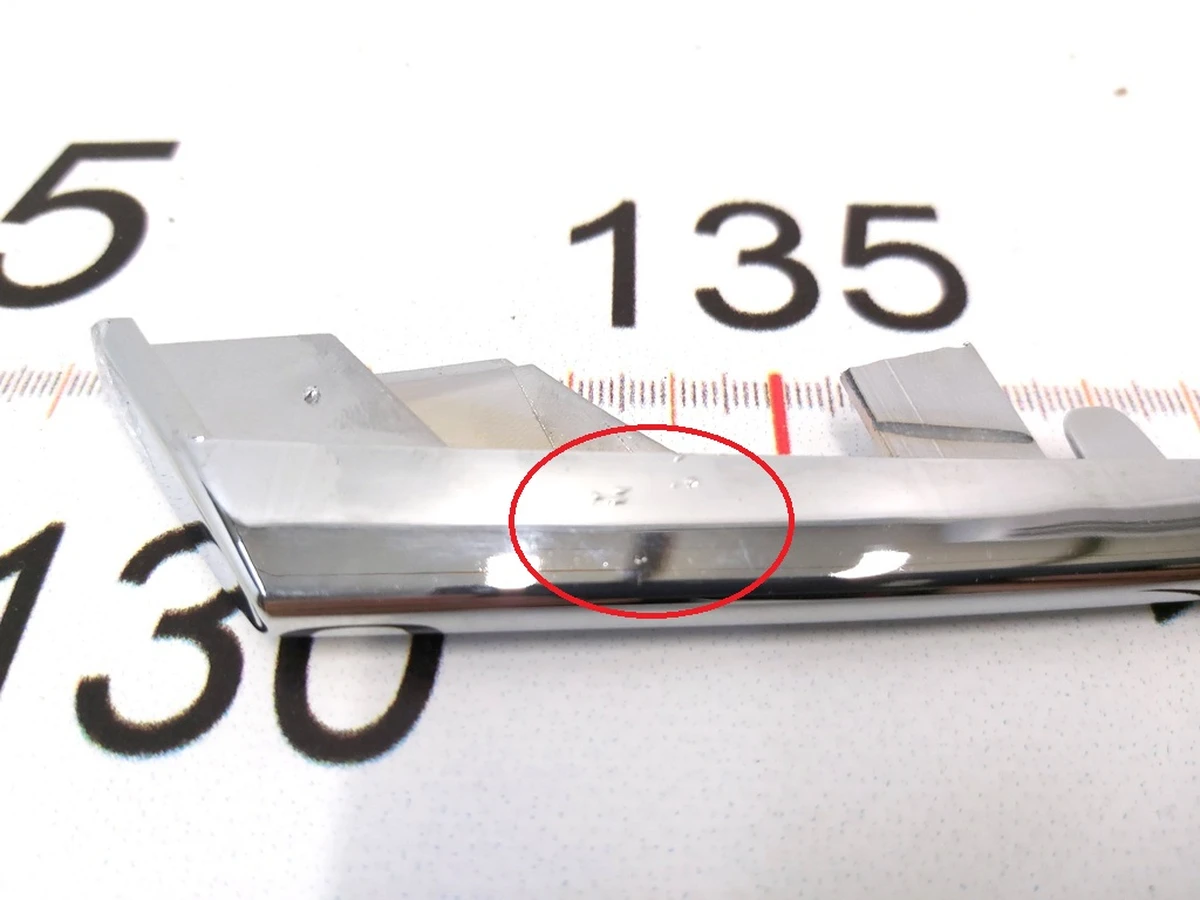 Накладка люверса верхня ліва хром із пошкодженням Tesla Model X 1049609-00-F