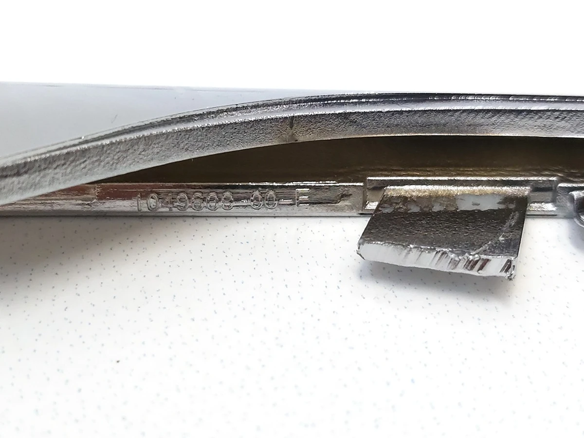 Накладка люверса верхня ліва хром із пошкодженням Tesla Model X 1049609-00-F