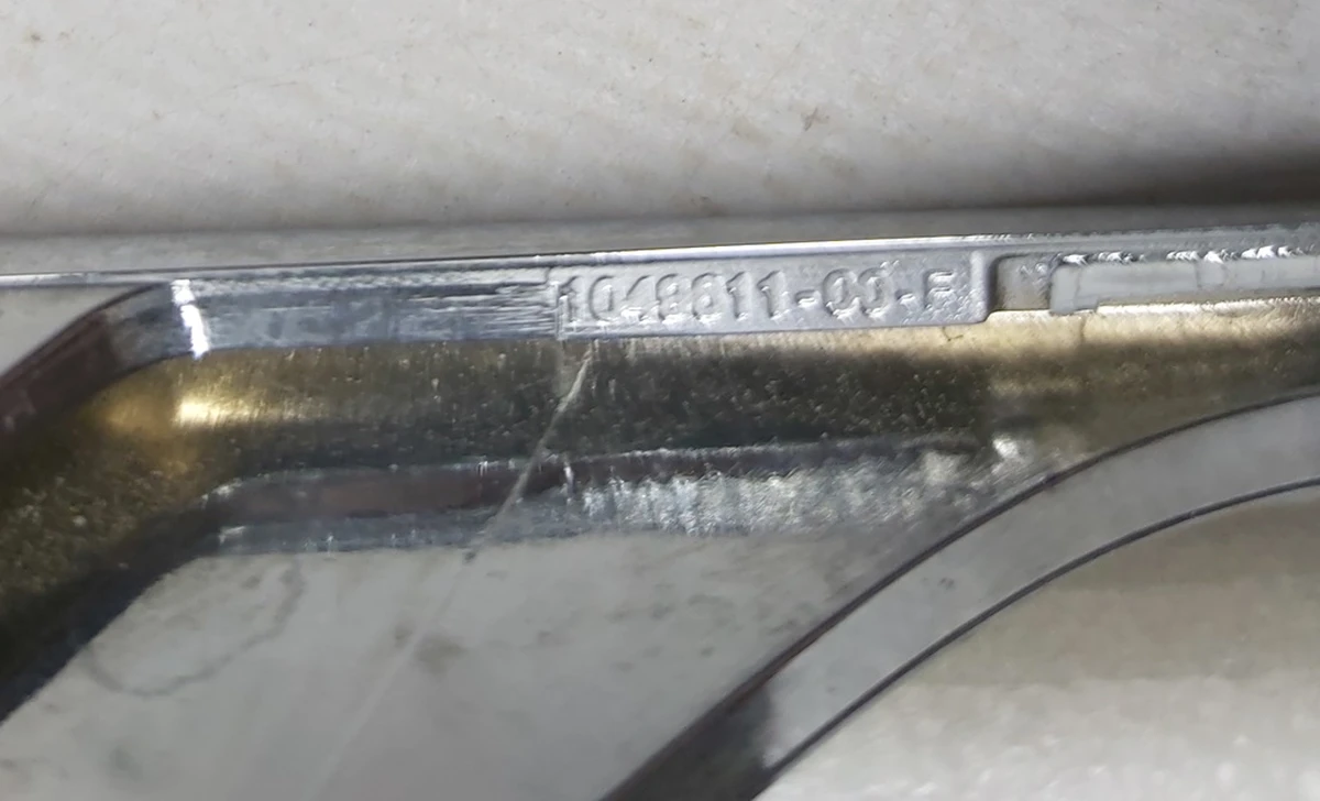 Накладка люверса нижняя левая хром с повреждением Tesla Model X 1049611-00-F