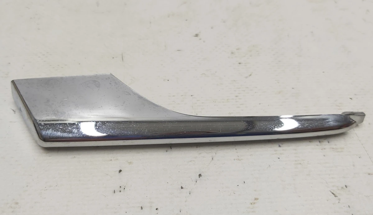 Накладка люверса нижняя левая хром с повреждением Tesla Model X 1049611-00-F