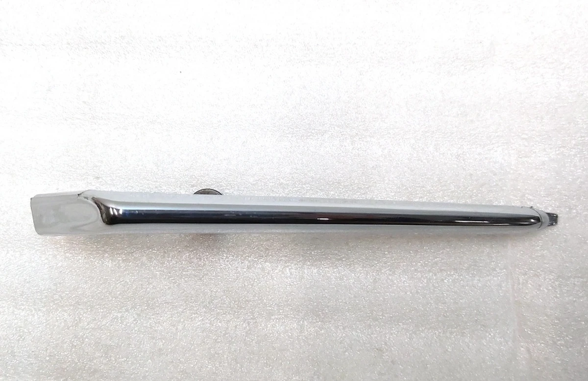 22 Накладка люверса нижняя правая хром Tesla Model X 1049612-00-F