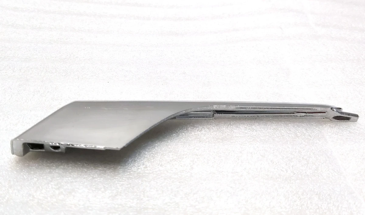 22 Накладка люверса нижняя правая хром Tesla Model X 1049612-00-F