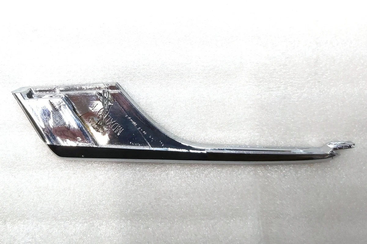 22 Накладка люверса нижняя правая хром Tesla Model X 1049612-00-F