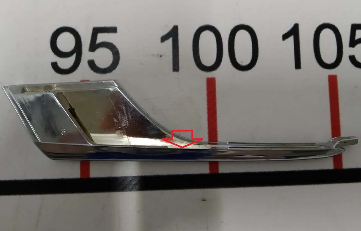 22 Накладка люверса нижня права хром з пошкодженням Tesla model X 1049612-00-F