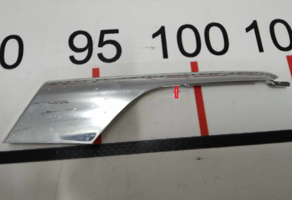 22 Накладка люверса нижня права хром з пошкодженням Tesla model X 1049612-00-F
