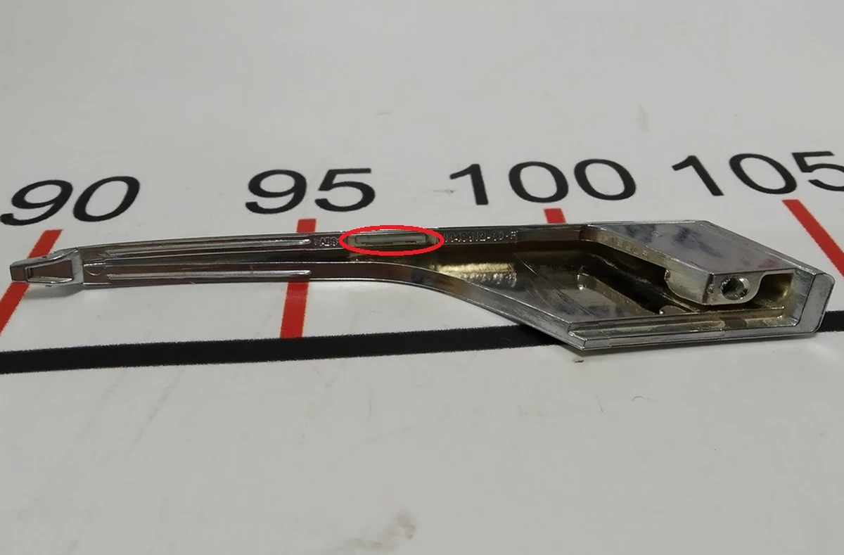 22 Накладка люверса нижня права хром з пошкодженням Tesla model X 1049612-00-F