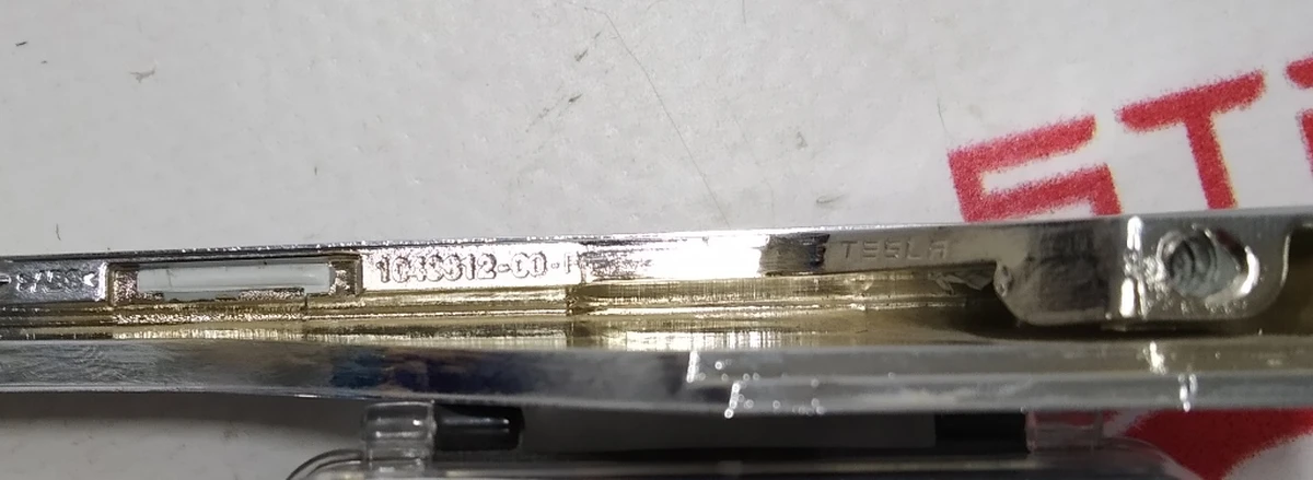 22 Накладка люверса нижня права хром з пошкодженням Tesla model X 1049612-00-F