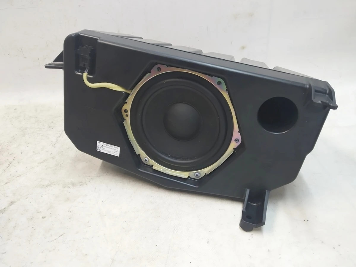 11 Сабвуфер Premium HARMAN (пошкодження) Tesla model X 1050085-00-E