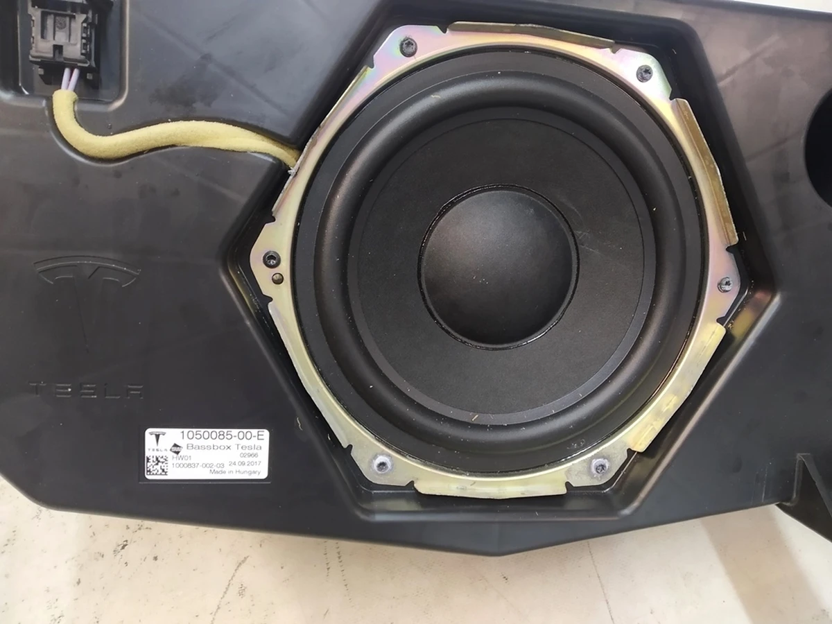 11 Сабвуфер Premium HARMAN (пошкодження) Tesla model X 1050085-00-E
