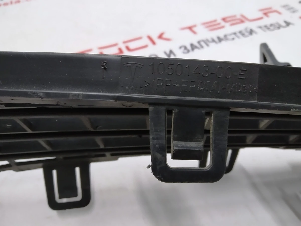 5 Front upper grille MX Tesla Model X 1050143-00-E