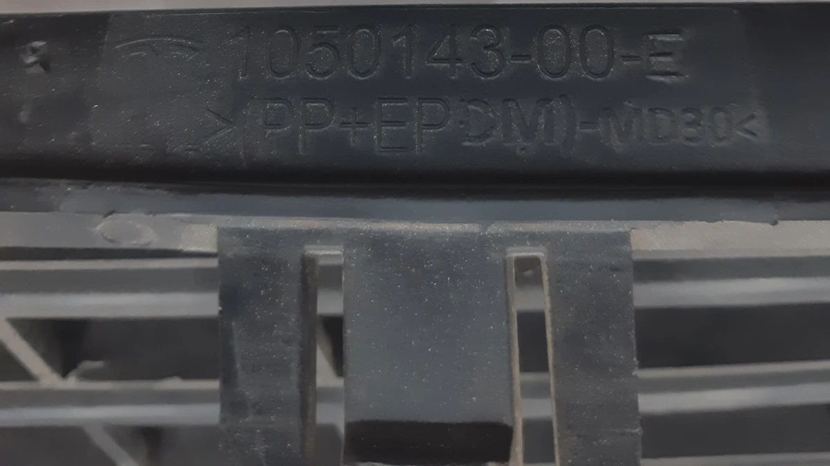 5 Решітка радіатора переднього бампера з пошкодженням Tesla model X 1050143-00-E