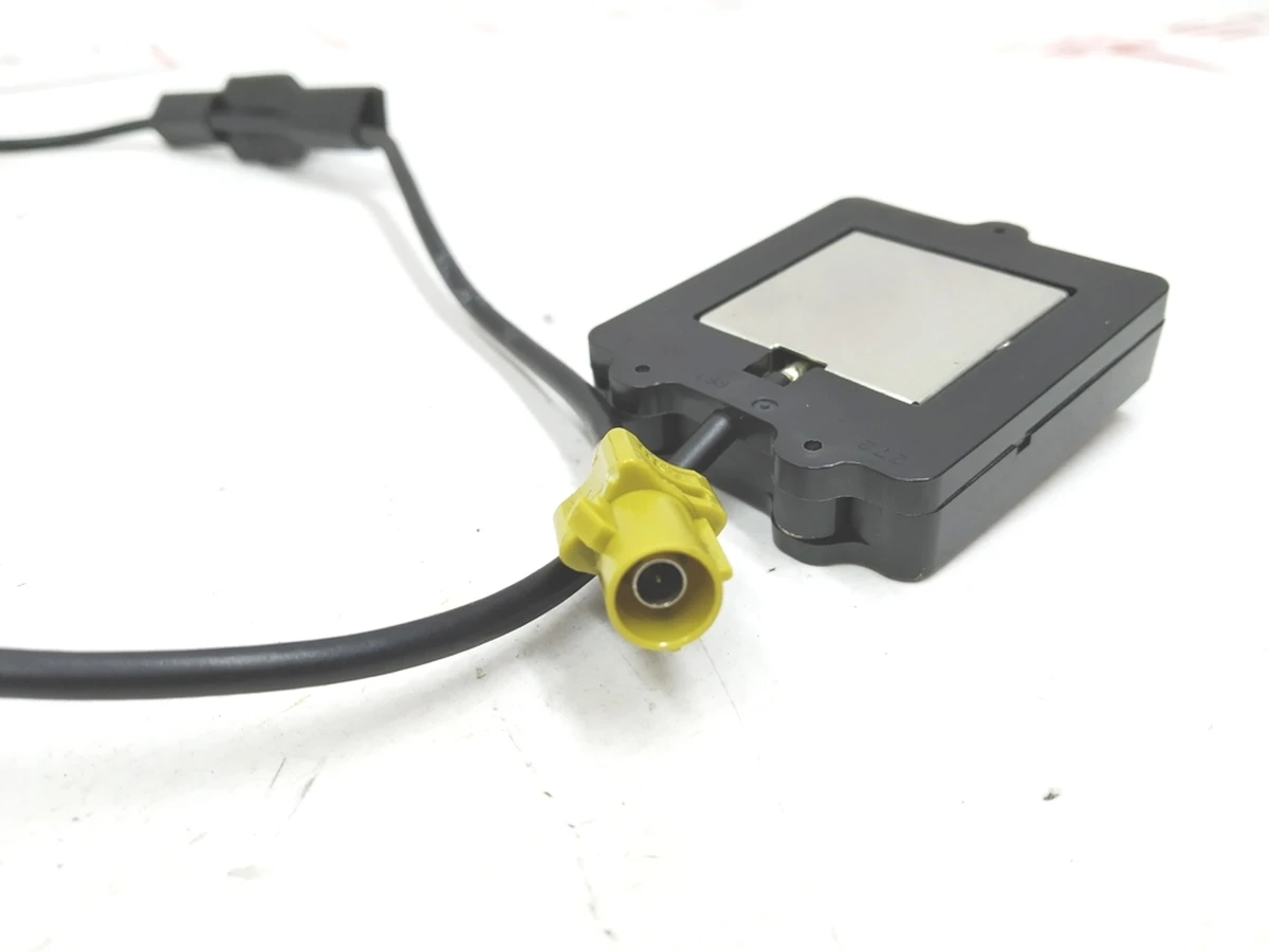 1 Блок спутниковой антенны XM Tesla model S, model S REST 1050256-00-C