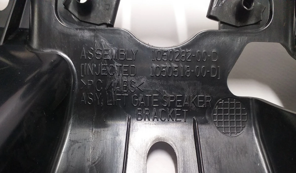 10 Кронштейн кріплення динаміків кришки багажника у зборі Tesla model X 1050282-00-E