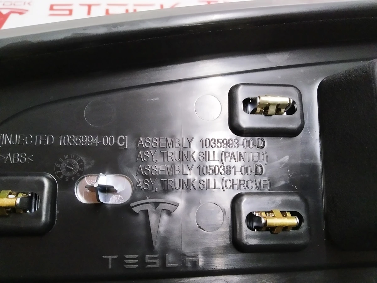 1 Отделка багажника нижняя (хром) в сборе Tesla Model X 1050381-00-D
