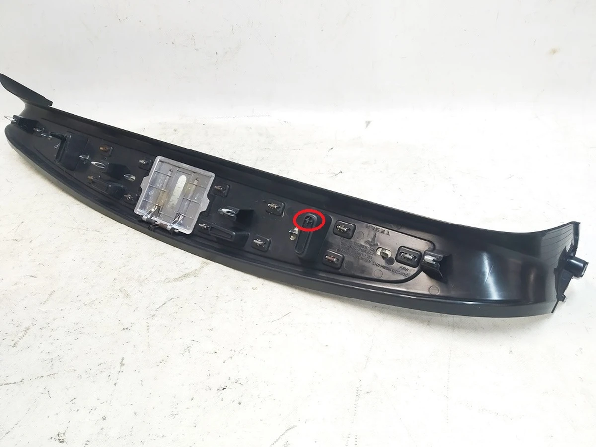1 Отделка багажника нижняя (хром) в сборе с повреждением Tesla Model X 1050381-00-D