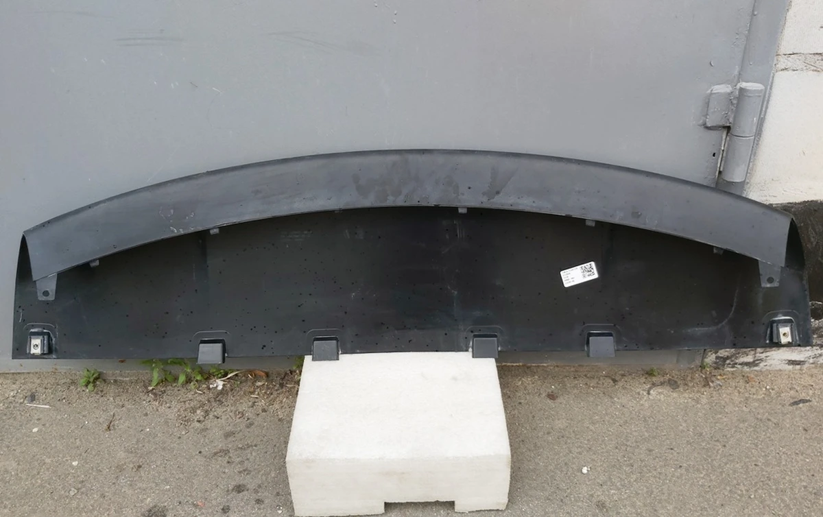 24 Накладка спойлера бампера переднего с повреждением Tesla model X 1050421-00-D