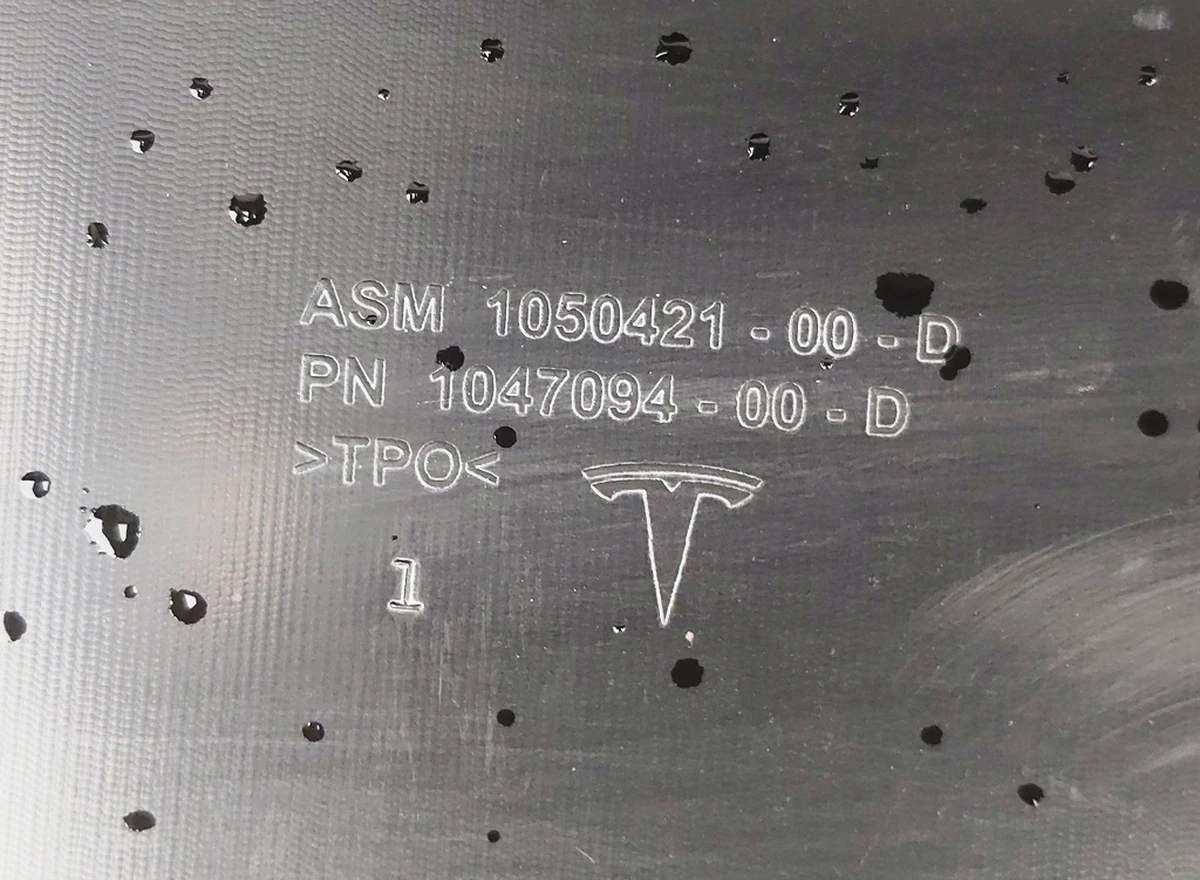 24 Накладка спойлера бампера переднего с повреждением Tesla model X 1050421-00-D