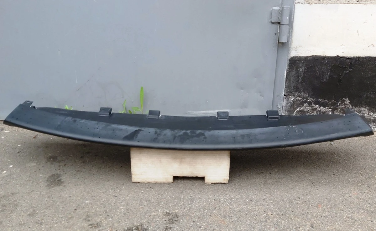 24 Накладка спойлера бампера переднего с повреждением Tesla model X 1050421-00-D