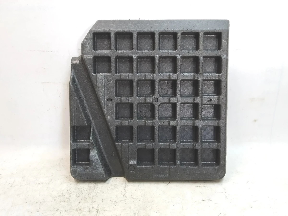 4 Панель заповнення пустот (1-й ряд) опора килимів пасажирських Tesla Model X 1050468-00-C