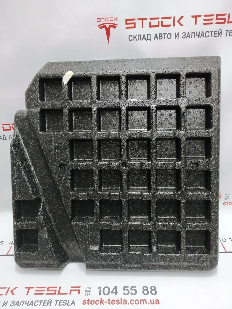 4 Панель заповнення пустот (1-й ряд) опора килимів пасажирських Tesla model X 1050468-00-C