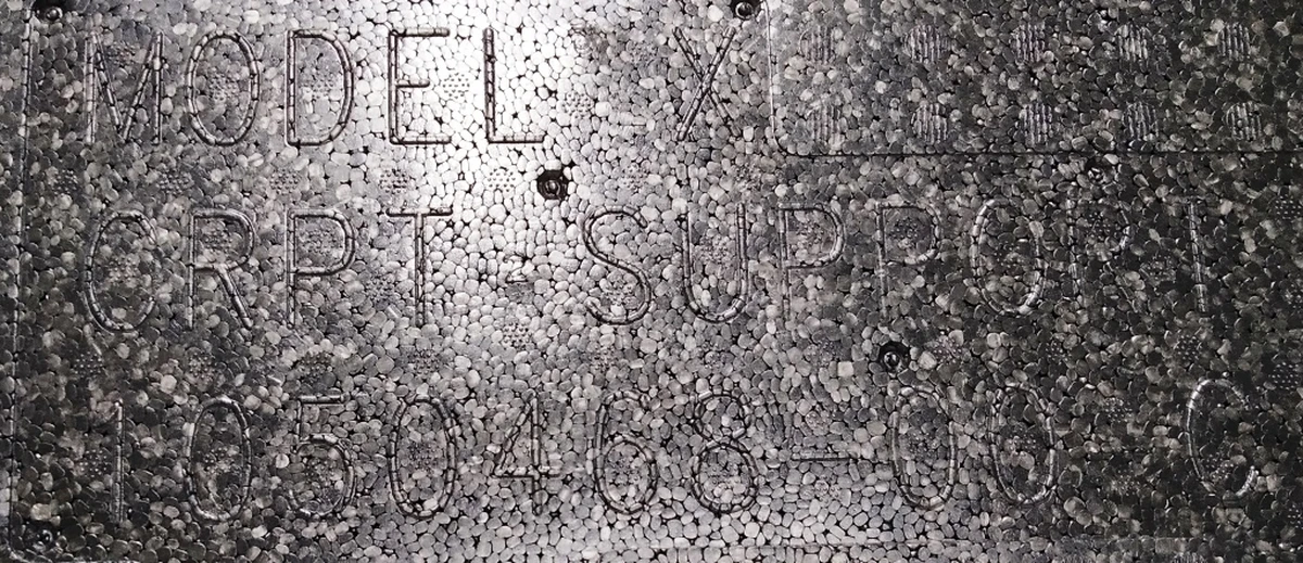 4 Панель заповнення пустот (1-й ряд) опора килимів пасажирських Tesla model X 1050468-00-C