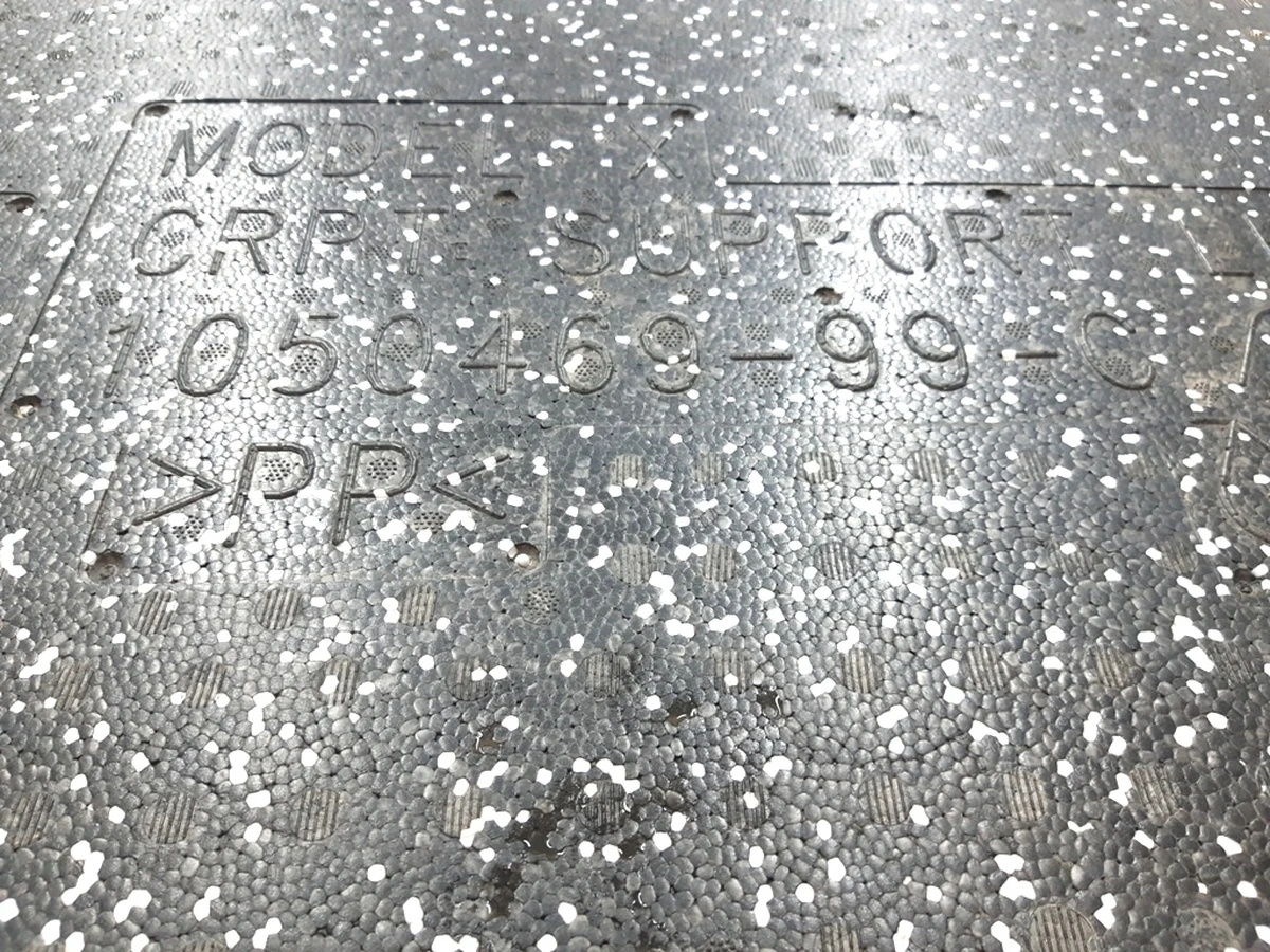 3 Панель заповнення порожнин (1-й ряд) первинна підтримка килимів водійський Tesla model X 1050469-99-C