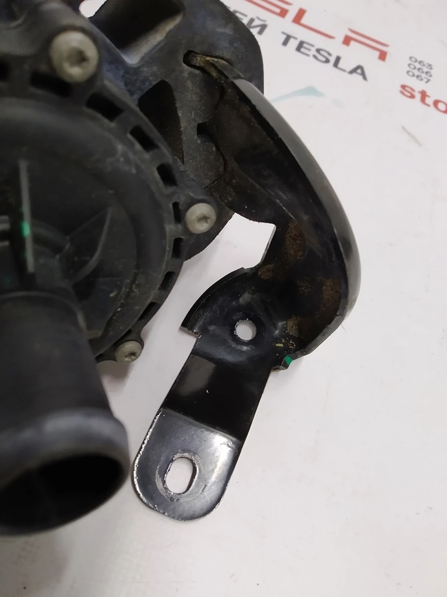 27 PUMP 2 BRACKET Tesla model S 1050894-00-B