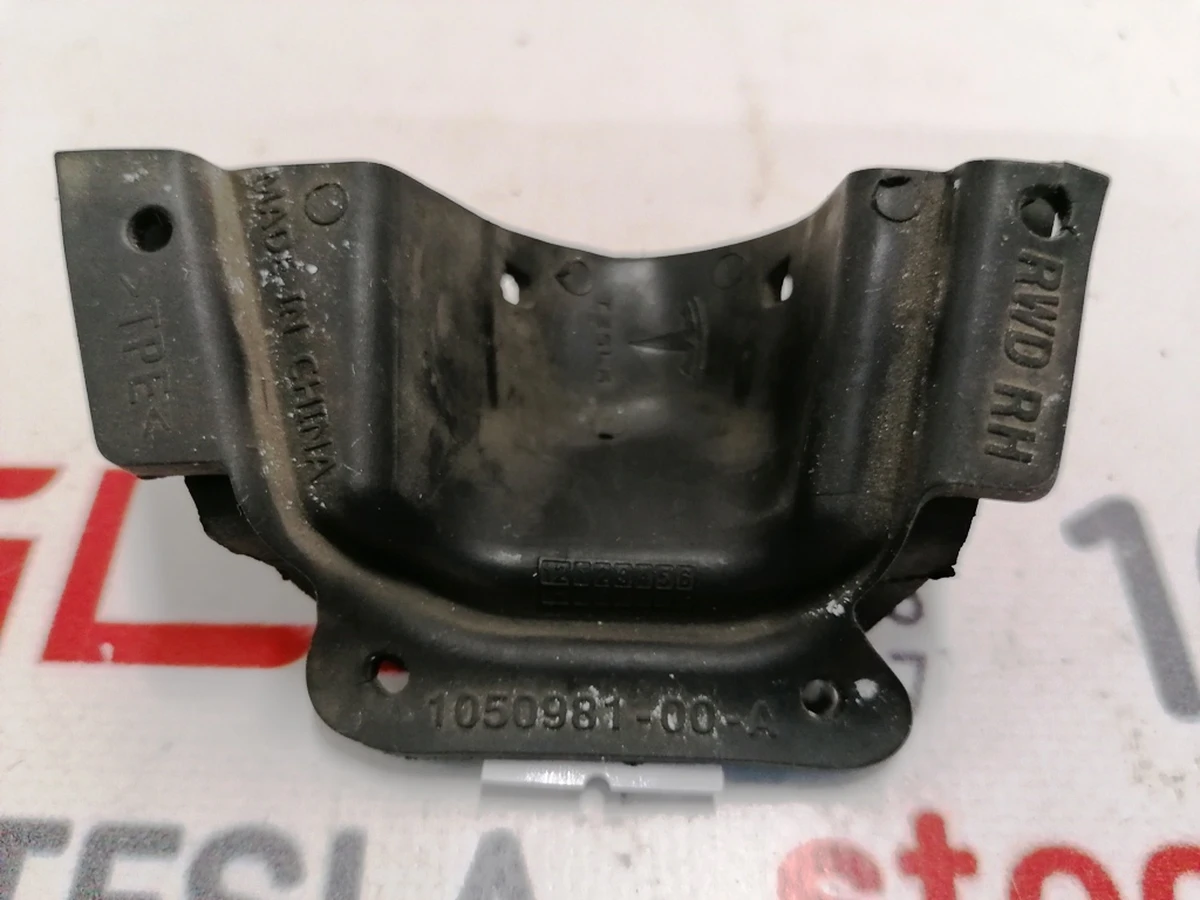 Заглушка парктроніка S6 права гумова RWD Tesla model S 1050981-00-A