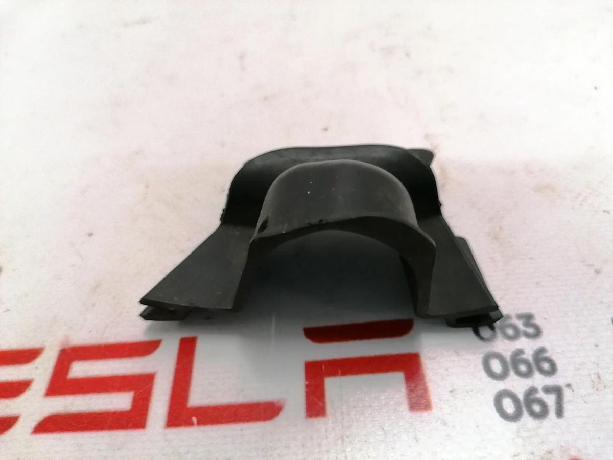 Заглушка парктроніка S6 права гумова RWD Tesla model S 1050981-00-A