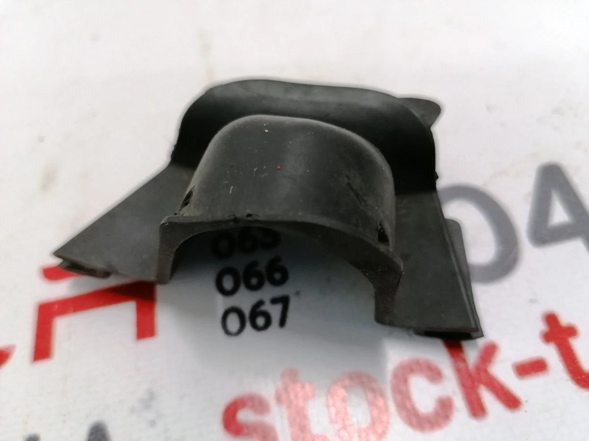 Заглушка парктроніка S6 права гумова RWD Tesla model S 1050981-00-A