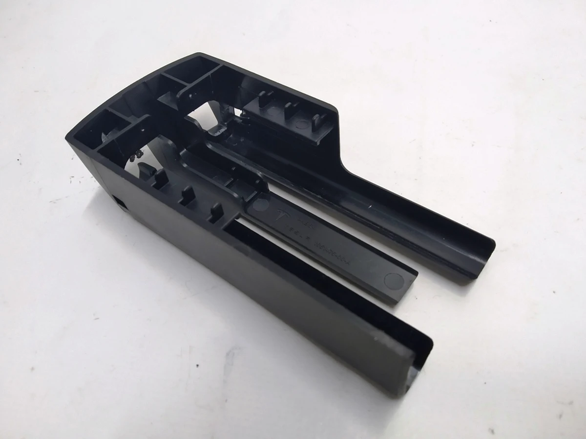 8 Заглушка салазки сиденья задняя левая Tesla model S, model S REST 1051475-00-A