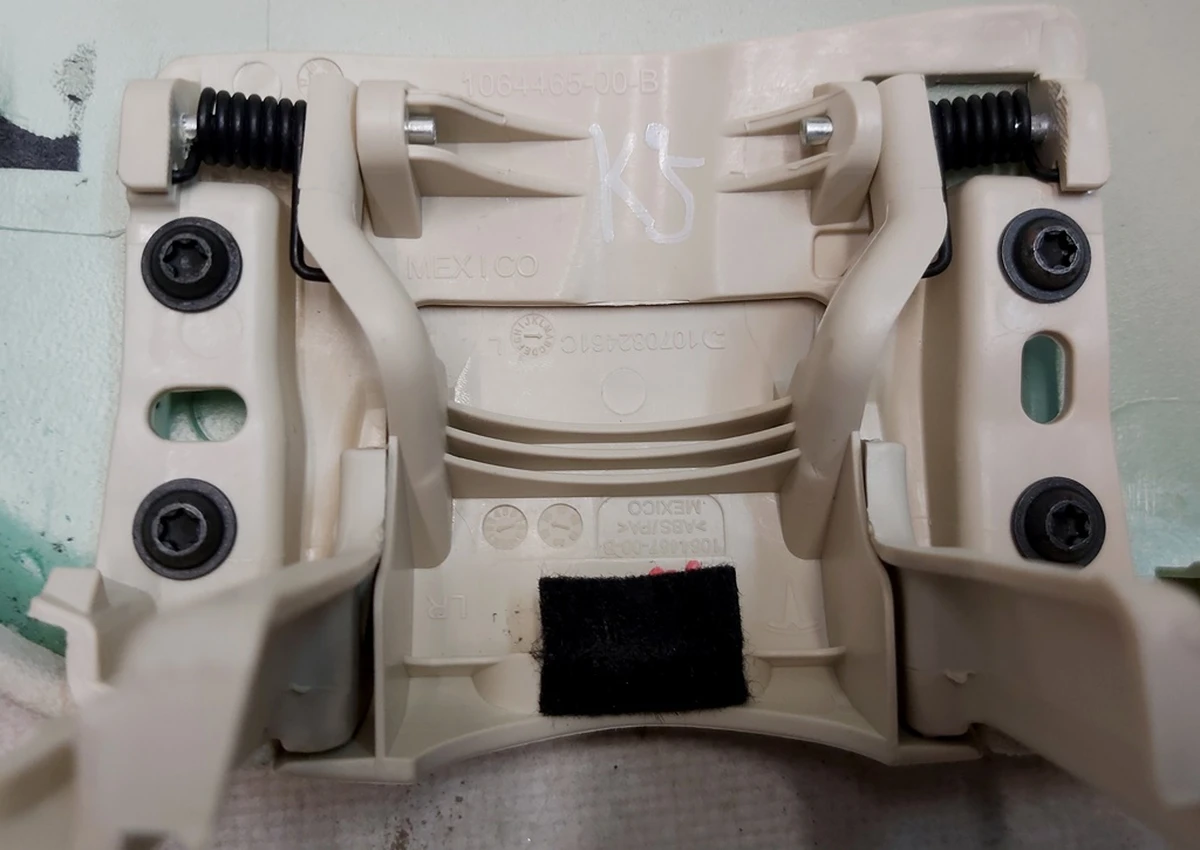 6 Облицювання верхнього скла двері задньої лівої ALCAN FOG Tesla Model X, Model X Mar 2021 1051545-03-J